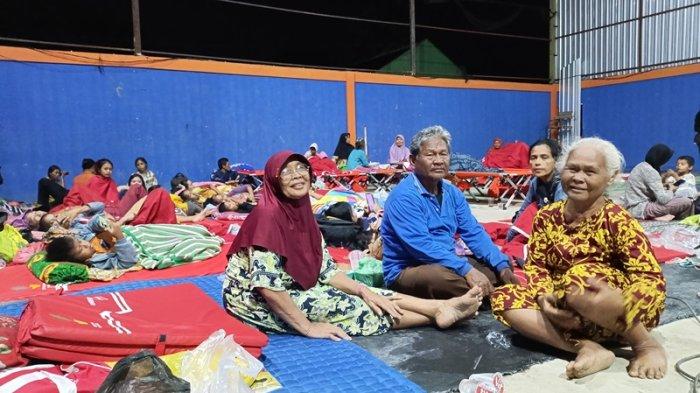 BANJIR DI GROBOGAN: Banjir yang melanda Desa Sukorejo, Kecamatan Tegowanu, Kabupaten Grobogan, semakin tinggi, Senin (19/5/2025) malam. Genangan air yang terus meningkat hingga mencapai 1,5 meter memaksa puluhan warga dievakuasi ke Gedung Olahraga (GOR) Desa Tanggirejo. (TRIBUNJATENG/FACHRI)