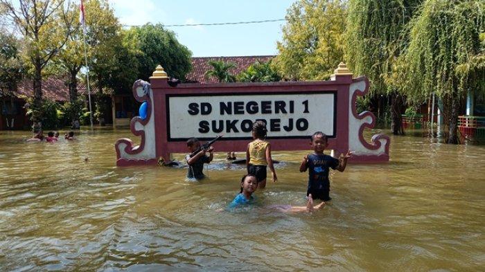 BANJIR DI GROBOGAN - Aktivitas pendidikan di Desa Sukorejo, Kecamatan Tegowanu, Kabupaten Grobogan, terganggu akibat banjir yang merendam ratusan rumah dan fasilitas umum sejak Jumat (16/5/2025) malam. Akibat kondisi yang belum memungkinkan, sekolah-sekolah di desa terdampak terpaksa meliburkan kegiatan belajar mengajar. (TRIBUNJATENG/FACHRI)