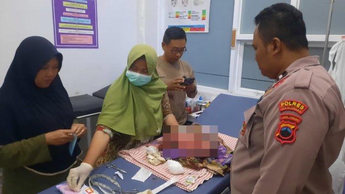 BAYI DI ANGKRINGAN: Anggota Polsek Karangdadap saat membawa bayi berjenis kelamin perempuan yang ditemukan di warung angkringan di Puskesmas Karangdadap. Saat ditemukan, kondisi tali pusar dan ari-ari bayi masih menempel. (DOK. HUMAS POLRES PEKALONGAN)
