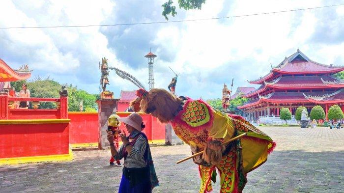 BERFOTO - Pengunjung tengah mengabadikan momen saat berkunjung ke Kelenteng Sam Poo Kong di Kota Semarang, Kamis (3/4/2025). (TRIBUN JATENG/BUDI SUSANTO)