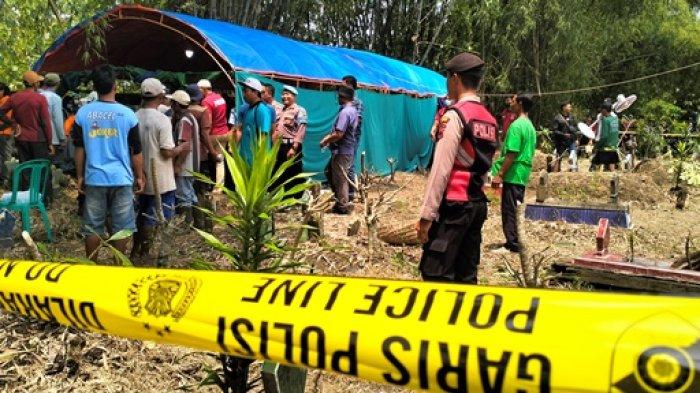 Suasana pembongkaran makam ayah dan anak di TPU Dukuh Wangil, Desa Sambonganyar, Kecamatan Ngawen, Kabupaten Blora, Jumat (28/2/2025).