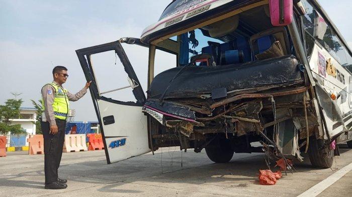 TABRAKAN BUS BONEK: Mobil BR-V lawan arah tabrak bus rombongan Bonek di Tol Pemalang-Batang. 1 orang tewas, sopir kritis, terekam kamera dan viral.