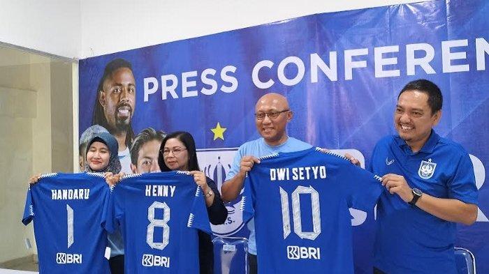 Jajaran pejabat BRI Kanwil Semarang, Dwi Setyo Suyoko (Regional Consumer Banking Head RO Semarang), Tri Kenyo Kusumuwati (Dept Head Regional Officer Semarang), Henny Sumardiyanti (Pemimpin Cabang BRI Semarang Pandanaran), dan CEO PSIS Yoyok Sukawi berfoto bersama di sela jumpa pers kerjasama sponsor kedua belah pihak - TRIBUNJATENG/ Franciskus Ariel Setiaputra
