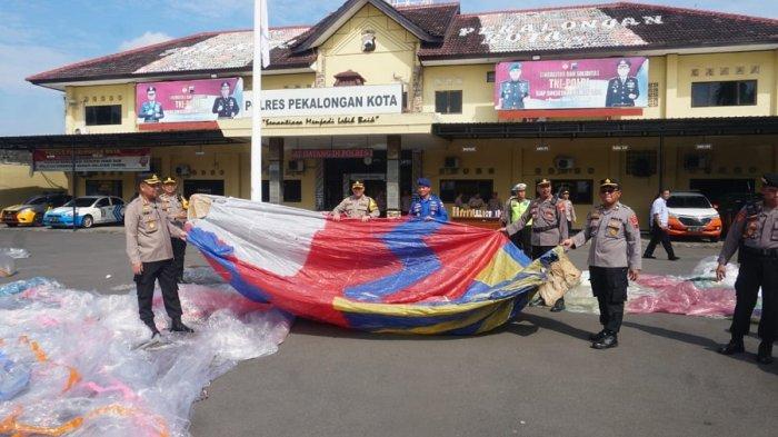 Kapolres Pekalongan Kota, AKBP Doni Prakoso Widamanto bersama jajarannya memperlihatkan hasil sitaan balon udara di Halaman Mapolres Pekalongan Kota, Kamis (18/4/2024).