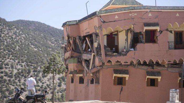 Bangunan hotel yang rusak akibat gempa Maroko di desa Moulay Brahim, luar Marrakesh, Sabtu (9/9/2023). (AP PHOTO/MOSA'AB ELSHAMY)