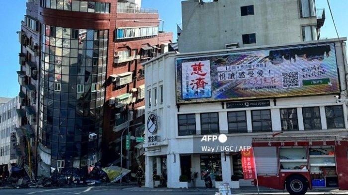 Bangunan yang rusak di Hualien pada 3 April 2024, setelah gempa besar melanda bagian timur Taiwan. Gempa bumi besar berkekuatan 7,4 skala Richter melanda bagian timur Taiwan memicu peringatan tsunami bagi pulau yang memiliki pemerintahan mandiri serta sebagian wilayah selatan Jepang dan Filipina.