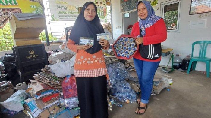 Pengurus Bank Sampah Ngudi Lestari menunjukkan buku tabungan bank sampaj 'Memilah Sampah Menabung Emas' dan kursi dari limbah botol plastik, di Kantor Bank Sampah Ngudi Lestari, Tinjomoyo, Kota Semarang, Selasa (1/9/2024). (yan)