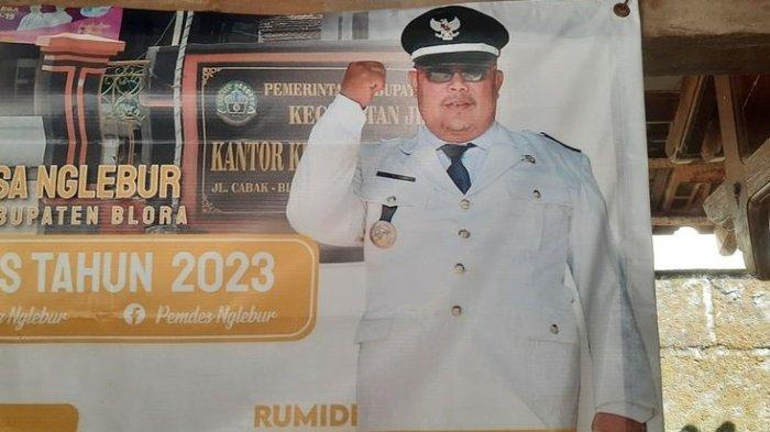 Banner Kepala Desa Nglebur, Rumidi di Kantor Kepala Desa, Jalan Cabak - Bleboh KM 5 Nglebur, Kecamatan Jiken, Kabupaten Blora, Jawa Tengah, Jumat (18/8/2023)