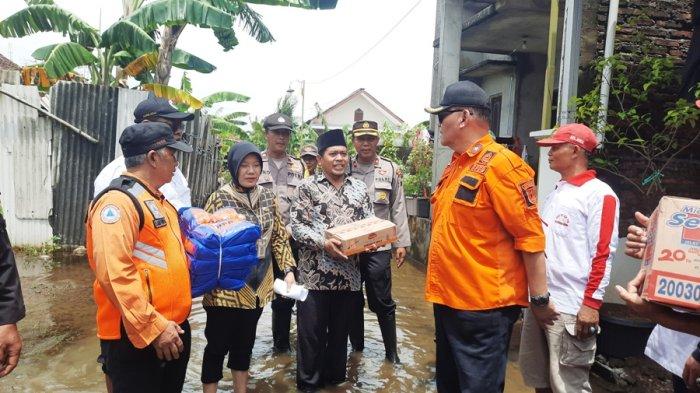 SERAHKAN BANTUAN - BPBD Kota Semarang menyerahkan bantuan kepada korban banjir di RW 07 Kelurahan Kudu, Kecamatan Genuk, Kota Semarang, Selasa (4/2/2025). Total bantuan yang diserahkan senilai Rp10 juta dalam bentuk barang.