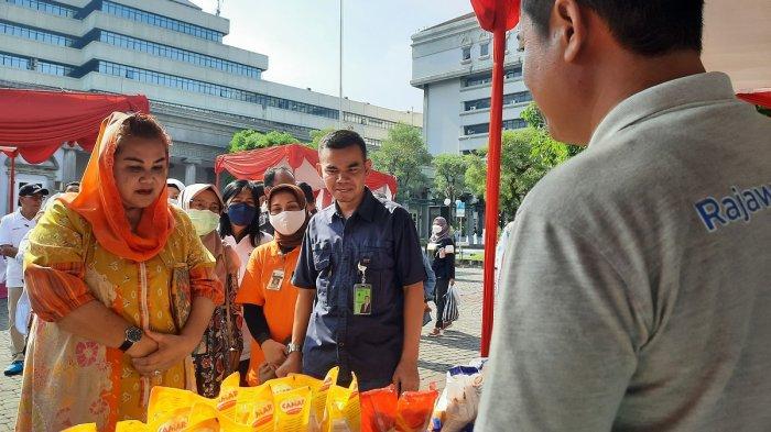 Bapanas, Dinas Ketahanan Provinsi Jateng, dan Pemkot Semarang menggelar pasar murah beberapa waktu lalu. 