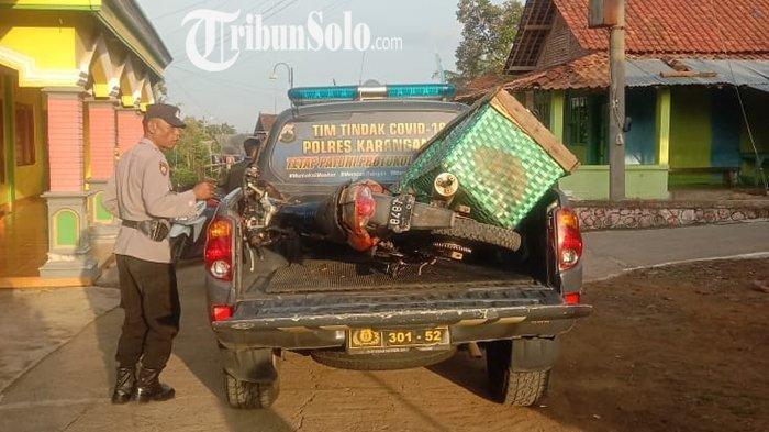Barang bukti motor Suzuki Satria FU dan bronjong diserahkan anggota polisi dari Polsek Karangpandan, Minggu (10/12/2023)