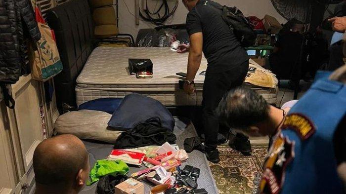 Bareskrim Polri melakukan penggeledahan di salah satu rumah Dito Mahendra di kawasan Jakarta Selatan, Jumat (19/5/2023).
