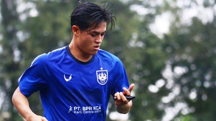 LIHAT Stopwatch: Pemain bertahan PSIS Semarang, Alfeandra Dewangga Santosa menggenggam stopwatch saat menjalani latihan fisik di Stadion Citarum Semarang, Kamis (26/1/2023) pagi.