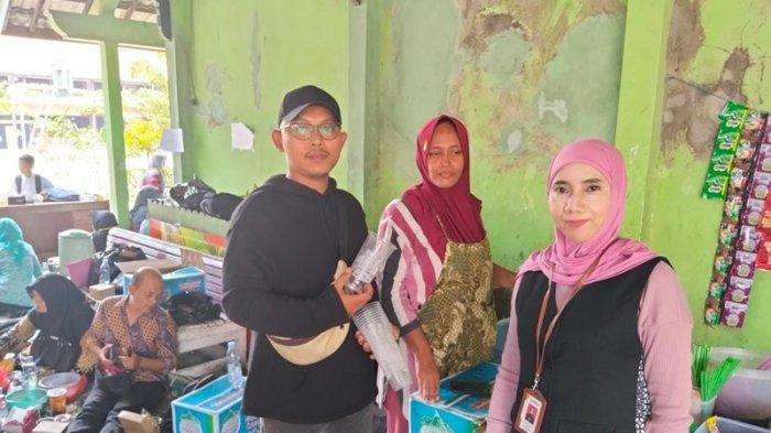 Bawaslu Kendal memeriksa dugaan pelanggaran kampanye salah satu paslon yang menjual cup minuman cepat saji bergambar paslon Mirna Annisa - Urike Hidayat di institusi pendidikan, Sabtu (5/9/2024).