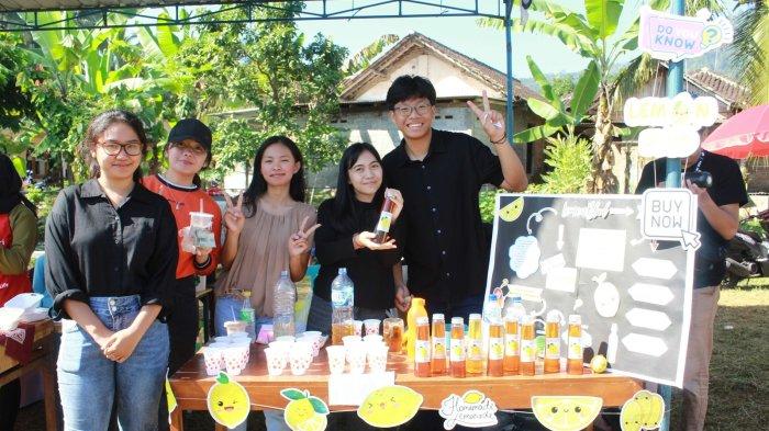 Bazar UMKM yang dilakukan mahasiswa FEB UKSW dalam rangka kegiatan pengabdian masyarakat FEB in Action (FIA) di Dusun Banyudono, Desa Gedong, Kabupaten Semarang belum lama ini.
