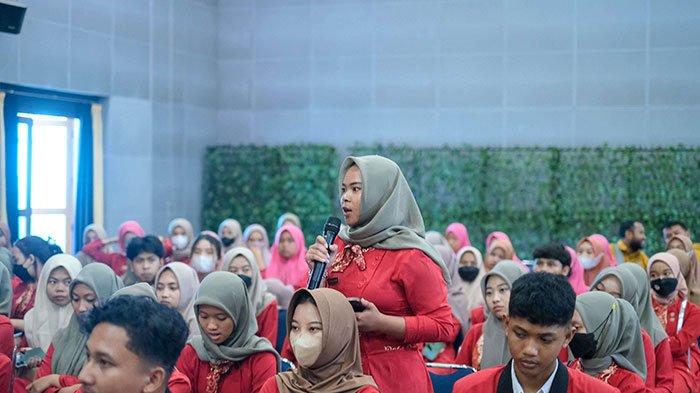 Bea Cukai Tanjung Emas berkesempatan membagikan ilmu kepabeanan dan cukai serta APBN dalam kunjungan pelajar SMKN 1 Rejotangan  di  KPPBC TMP Tanjung Emas, Selasa (13/12/2023).