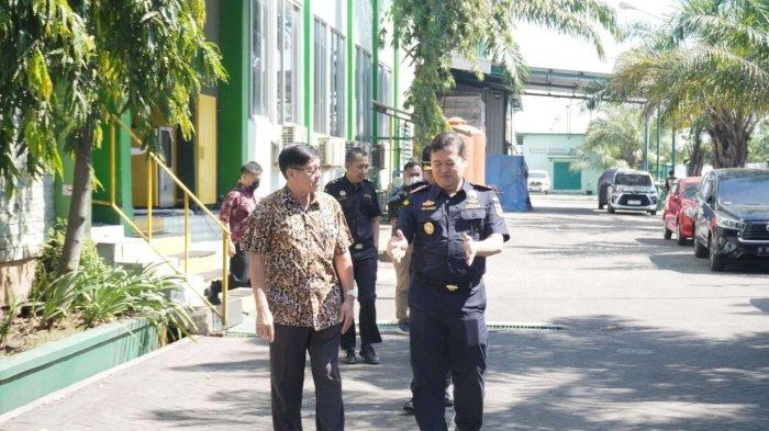 Bea Cukai Tanjung Emas melakukan kunjungan ke PT BEST (Berkah Emas Sumber Terang) yang merupakan perusahaan industri minyak kelapa sawit di Kawasan Industri Pelabuhan Tanjung Emas Semarang, Jumat (21/7/23).