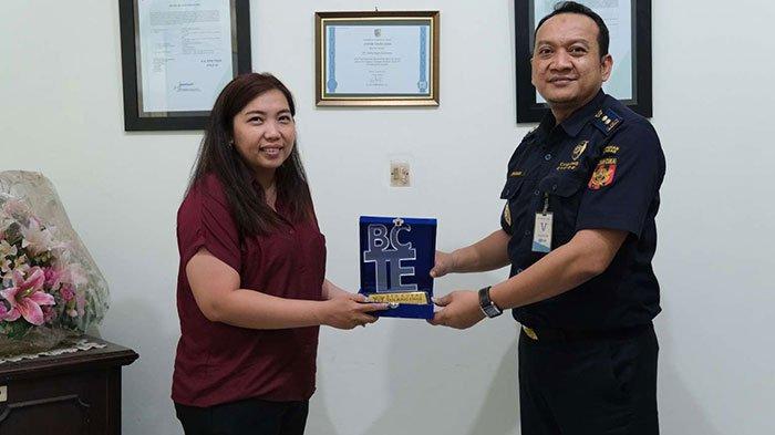 Bea Cukai Tanjung Emas memberikan apresiasi atas partisipasi pengguna jasa dalam mendukung tugas dan fungsi di lapangan. Dan kali ini Bea Cukai Tanjung Emas memberikan apresiasi kepada PT Artha Kayu Indonesia sebagai salah satu eksportir dengan Bea Keluar yang tertinggi sepanjang tahun 2023, Senin (29/04/2024).