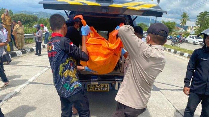 Beberapa anggota polisi saat mengevakuasi mayat tanpa identitas di Jalan Arteri, Kabupaten Mamuju, Sulbar, Senin (12/6/2023). (Dok Istimewa)