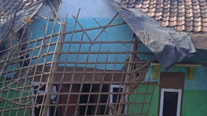 Beberapa rumah roboh akibat guncangan gempa di Batang