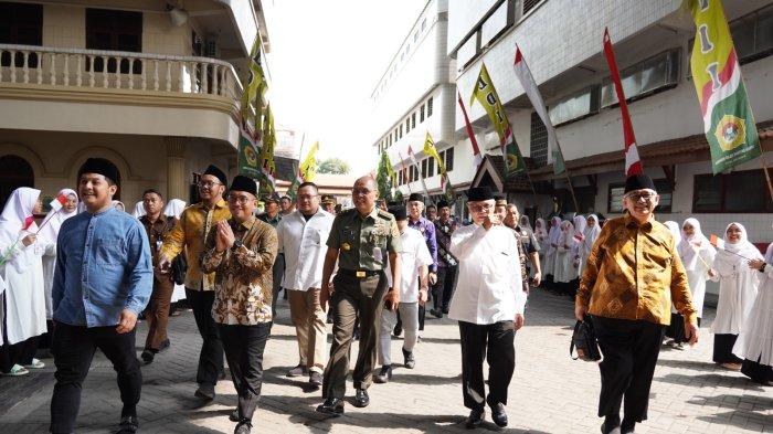 Pondok Pesantren Wali Barokah, Kota Kediri, Jawa Timur, menggelar bedah buku ‘Politik Pertahanan’ karya Juru Bicara Menteri Pertahanan, Dahnil Anzar Simanjuntak pada Senin (27/11). Acara tersebut dihadiri lebih dari 1.000 santri dan para pengurus LDII.