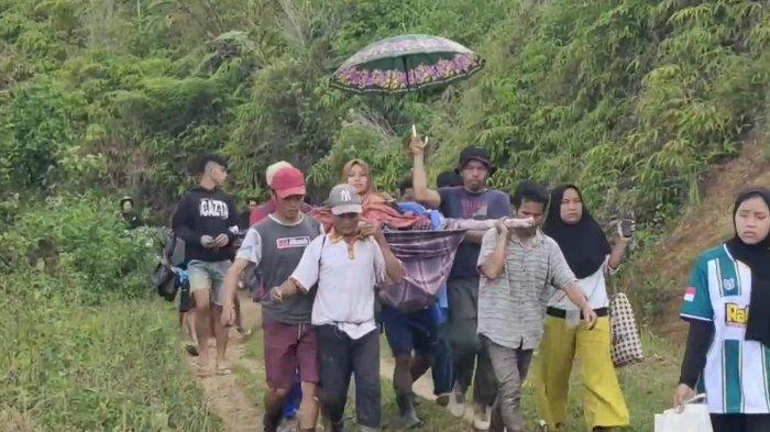 BIDAN PINGSAN - Seorang bidan bernama Rosmiati pingsan saat ikut mengawal ibu melahirkan yang ditandu sejauh 20 km.
