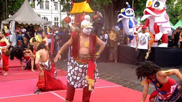 Blacius Subono dosen Jurusan Pedalangan Institute Seni Indonesia (ISI) Solo, saat memerankan tokoh perwayangan Semar saat Hajatan Rakyat Ganjar-Mahfud di Kota Solo, Jawa Tengah, meninggal dunia.