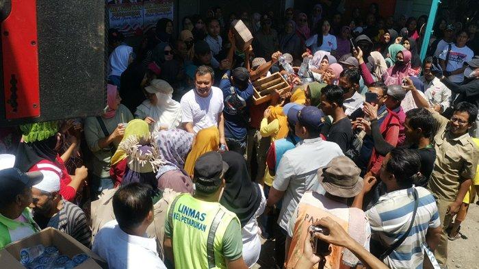 Ahmad Luthfi blusukan di Pasar Petarukan, disambut meriah pedagang. Dialog soal harga dan harapan agar Luthfi terpilih jadi Gubernur Jateng.
