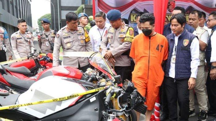 Bobi, bos tambang batu bara ilegal di Muara Enim saat berada di Polda Sumatera Selatan, Senin (21/10/2024).