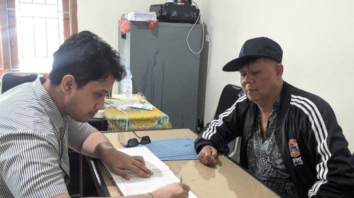Boby Aditia Putra saat mendaftarkan diri ke Sekretariat Panitia Kongres Pemilihan Ketua Askab PSSI Karanganyar Periode 2024-2028 di Kompleks GOR Nyi Ageng Karang.