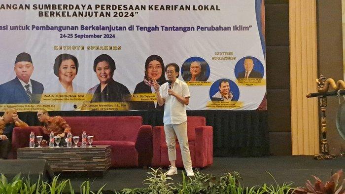 Direktur PT Sido Muncul, Irwan Hidayat saat mengisi seminar nasional ke-14 'Pengembangan Sumberdaya Perdesaan Kearifan Lokal Berkelanjutan 2024' di Hotel Java Heritage Purwokerto, Selasa (24/9/2024).