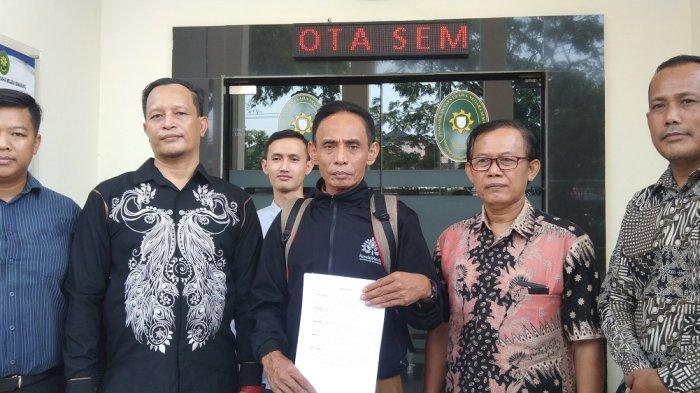 Sekretaris Desa Botomulyo bersama penasihat hukumnya Sukarman saat memasukkan gugatan dengan tergugat Bupati Kendal Dico M Ganinduto di PTUN Semarang.