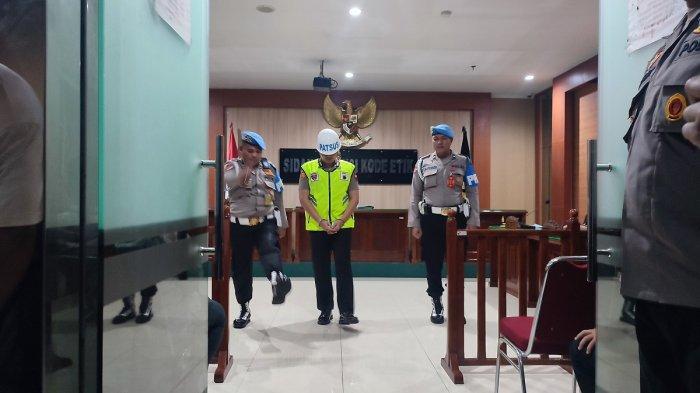 SIDANG ETIK - Brigadir Ade Kurniawan (AK) berjalan meninggalkan ruang sidang dengan pengawalan ketat anggota Propam, Mapolda Jateng, Kota Semarang, Kamis (10/4/2025). Hasil sidang etik, Brigadir AK dipecat dari Polri.