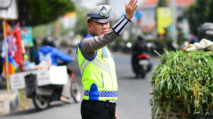 Bripka Weros Tohara anggota Satlantas Polres Brebes saat bekerja mengatur arus lalu lintas di Kabupaten Brebes. 