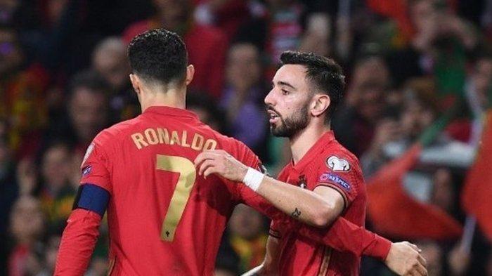 Bruno Fernandes (kanan) merayakan golnya bersama Cristano Ronaldo (kanan) pada laga playoff Kualifikasi Piala Dunia 2022 yang mempertemukan timnas Portugal vs Makedonia Utara, 29 Maret 2022. Hubungan mereka dikabarkan renggang sesusai wawancara kontroversial Ronaldo