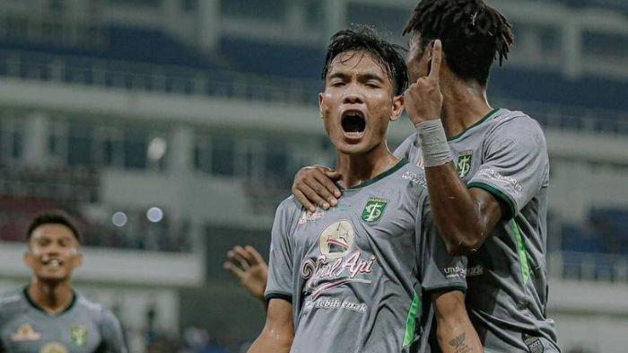Brylian Aldama merayakan gol perdananya bersama Persebaya Surabaya. Brylian jadi penentu kemenangan lawan PSIS Semarang di Stadion Jatidiri, Semarang pada Rabu (29/3/2023) kemarin. Foto Dok.Persebaya