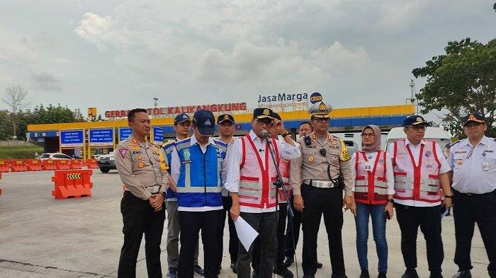 Menteri Perhubungan (Menhub) Budi Karya Sumadi saat melakukan kunjungan di Gerbang Tol Kalikangkung Semarang, Sabtu (30/12/2023) sore.