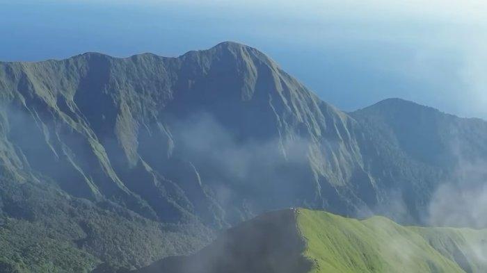 Pemandangan Bukit Anak Dara atau Gunung Anak Dara dari kejauhan.