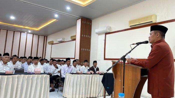 Bupati Kebumen, Arif Sugiyanto membuka acara dan pengarahan Tausyiah Kebangsaan dalam rangka pembekalan pengurus dan warga LDII kabupaten Kebumen untuk mewujudkan pemilu damai untuk negara kesatuan Republik Indonesia di Hotel Candisari Kebumen, Jawa Tengah, Kamis (30/11/2023).