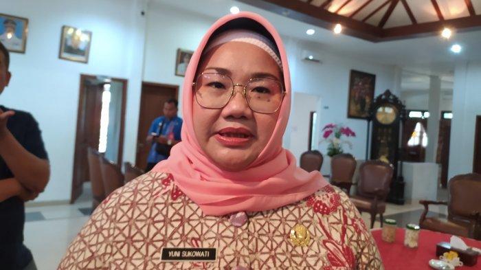 Bupati Sragen Kusdinar Untung Yuni Sukowati .