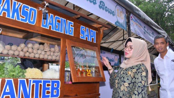 Bupati Sukoharjo, Etik Suryani saat meninjau stan kuliner di Kampung Ramadan GP3D pada Kamis (14/3/2024).