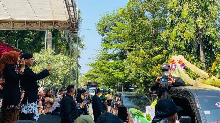 Keseruan kirab hasil bumi dan kesenian dalam rangka Hari Jadi ke-423 Kabupaten Tegal. Terlihat masyarakat antusias berebut gunungan hasil bumi yang ada di mobil, dan disaksikan Penjabat (Pj) Bupati Tegal Agustyarsyah bersama isteri, didampingi unsur Forkopimda Kabupaten Tegal. Berlokasi di depan Rumah Dinas Wakil Bupati Tegal, Kamis (16/5/2024).
