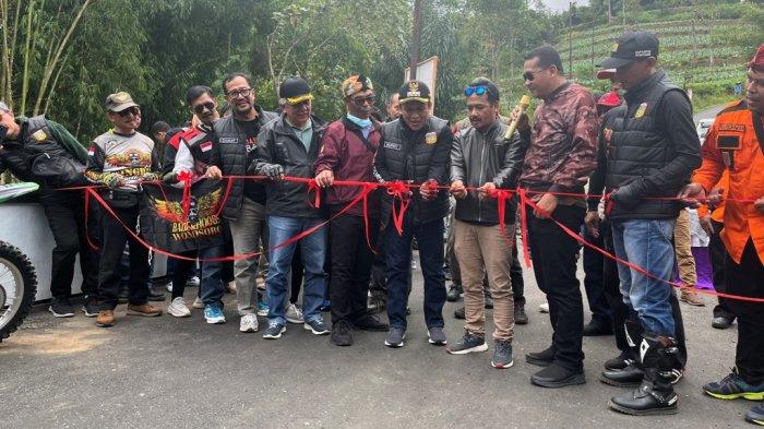 Bupati Wonosobo Afif Nurhidayat meresmikan Jembatan Mutisari di sela-sela touring motor sekaligus monitoring pembangunan dan pemanfaatan jalan, Minggu (11/2/2024).