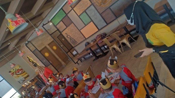 TK Negeri Ngaliyan mengadakan kunjungan istimewa ke gerai Burger King di Ngaliyan, Kota Semarang pada Jumat (27/10/2023). Dalam kunjungan yang penuh keceriaan ini, anak-anak TK Ngaliyan tidak hanya menikmati sajian burger lezat, tetapi juga terlibat dalam kegiatan cooking class yang menyenangkan.