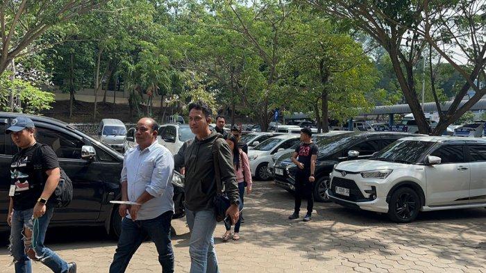 Polisi menangkap Anggiat Marpaung (baju putih) selepas buron selama satu tahun. Marpaung terlibat kasus perampasan kendaraan , Mapolda Jateng, Kota Semarang, Jumat (27/9/2024).