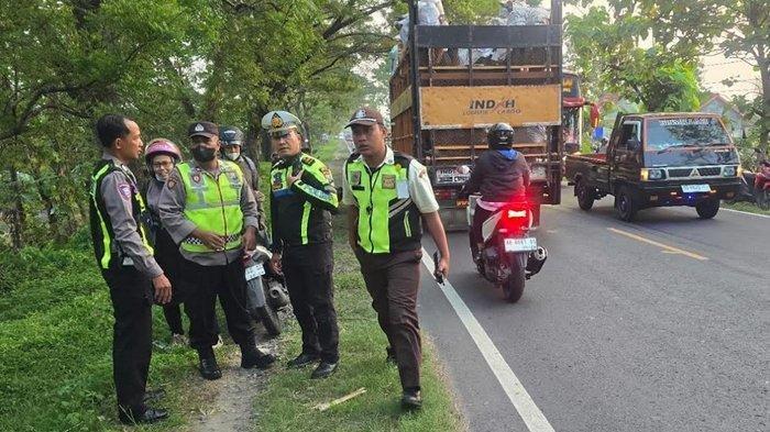 OLAH TKP: Unit Gakkum Satlantas Polres Magetan mendatangi lokasi kecelakaan maut di Jalan Raya Maospati-Ngawi, masuk Desa Prampelan, Kecamatan Karangrejo, Kabupaten Magetan, Jawa Timur, Sabtu (31/5/2025). Bus Sugeng Rahayu dan dua motor terlibat insiden kecelakaan hingga menyebabkan satu orang tewas. (TRIBUN JATIM/ISTIMEWA)
