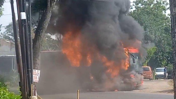Bus Trans Semarang hangus terbakar di kawasan Cepoko, Gunungpati, Kota Semarang, Jawa Tengah, Rabu (13/11/2024). 