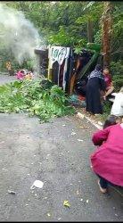 Bus pariwisata terbalik di wilayah Bojonglarang, Kecamatan Kajen, Kabupaten Pekalongan, Sabtu (19/10/2024) sore.