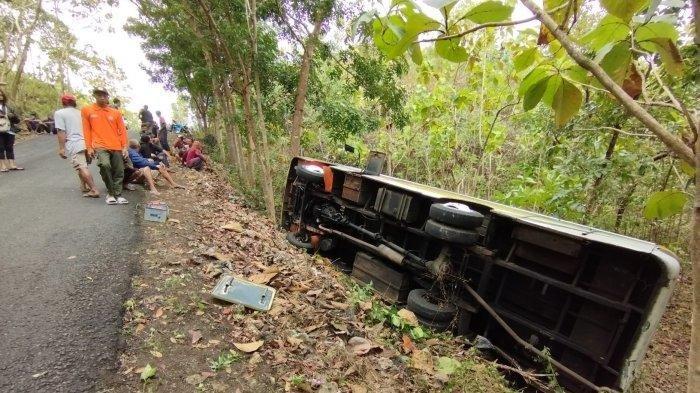 Bus wisata kecelakaan di Tanjakan Gemulung, Tepus, Gunungkidul, Minggu (02/07/2023). Bus yang membawa rombongan asal Sleman tersebut terguling karena tak kuat menanjak.