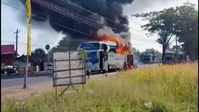 Bus wisatawan dari Simo, Kabupaten Boyolali terbakar di Jalan Solo-Jogja, Desa Sanggung, Kecamatan Gatak, Kabupaten Sukoharjo, Minggu (13/8/2023).